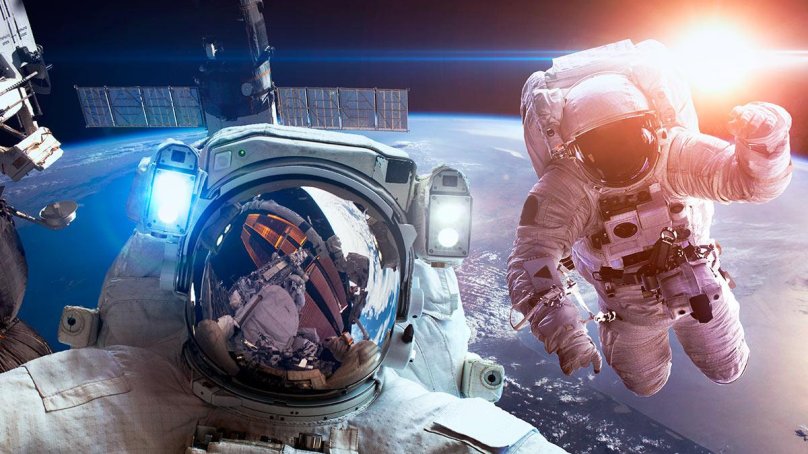 Космонавт в космосе