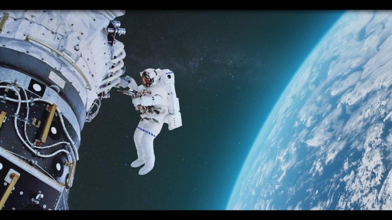 Космонавт в космосе