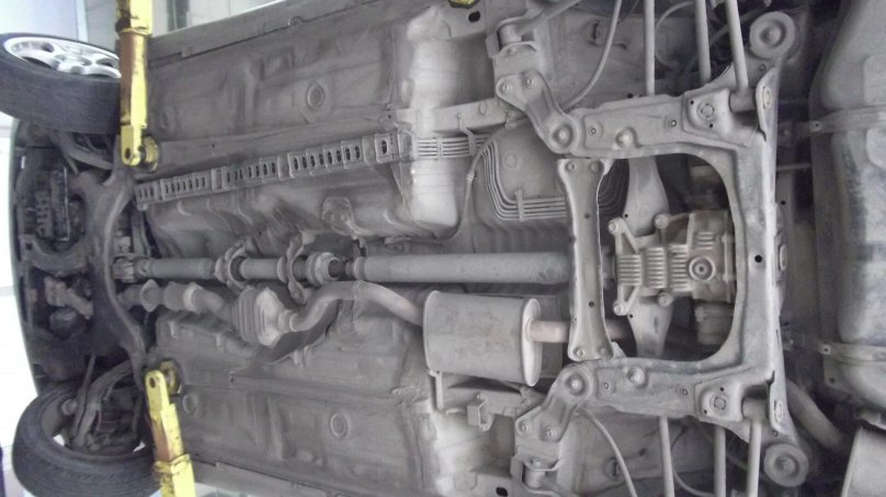 Тойота Карина е вид снизу