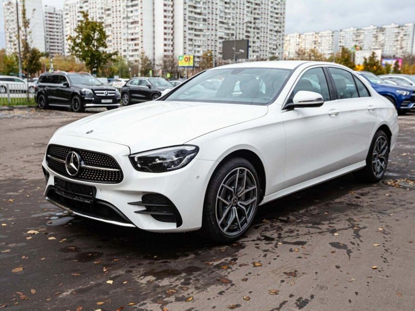 Белый Mercedes e w213