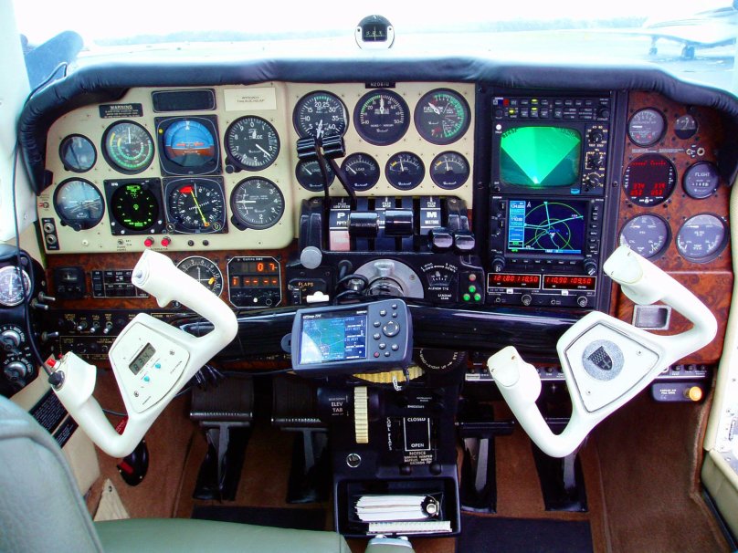 Beech 58 Baron кабина