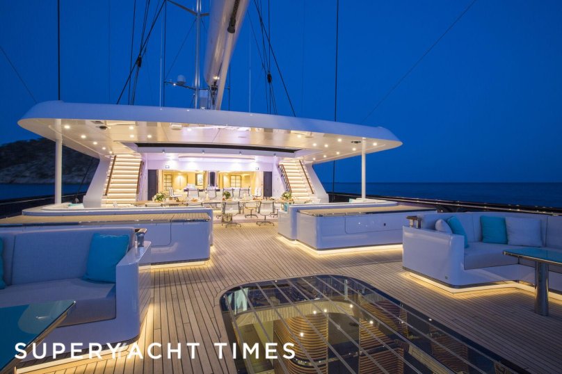 Девушка на яхте в океане