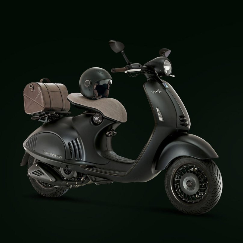 Vespa 946 Emporio Armani