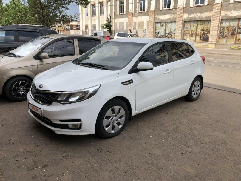 Киа Рио хэтчбек 2015 белый