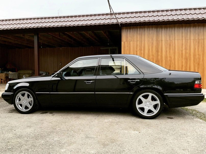 Mercedes-Benz w124 черный
