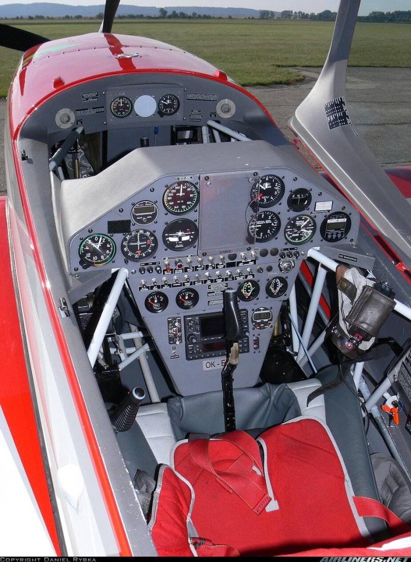 Extra 330 кабина