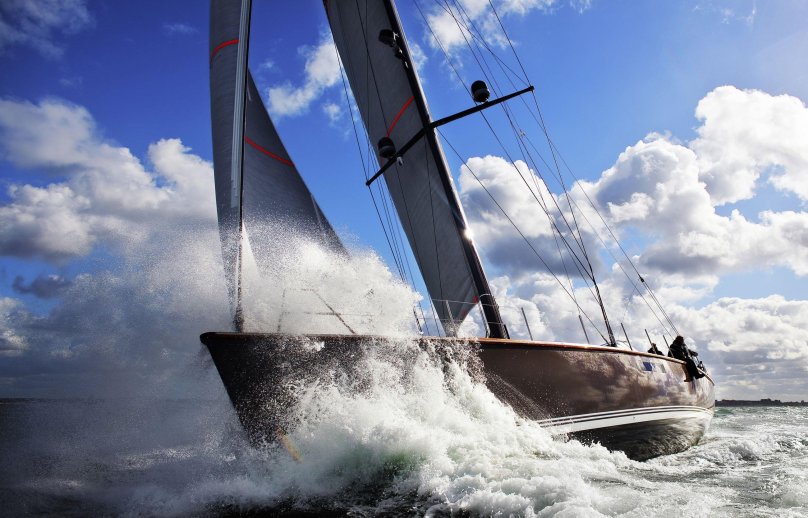 Парусная яхта крен