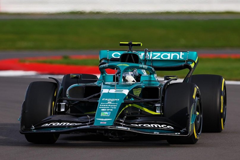 Болид Астон Мартин 2022