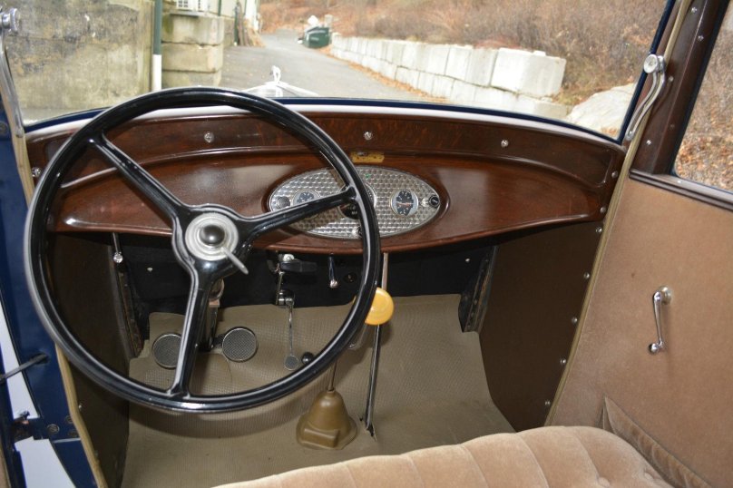 1932 Ford model b Deluxe Fordor sedan