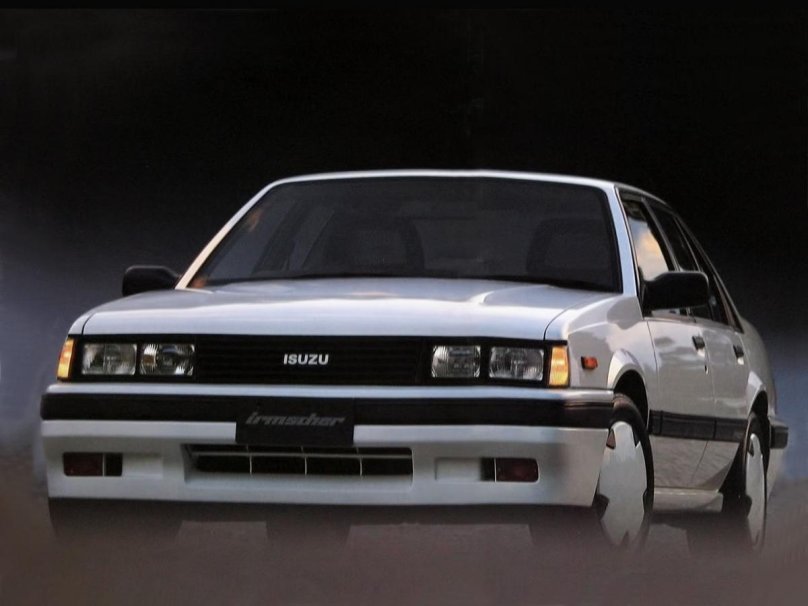 Машина Isuzu Aska