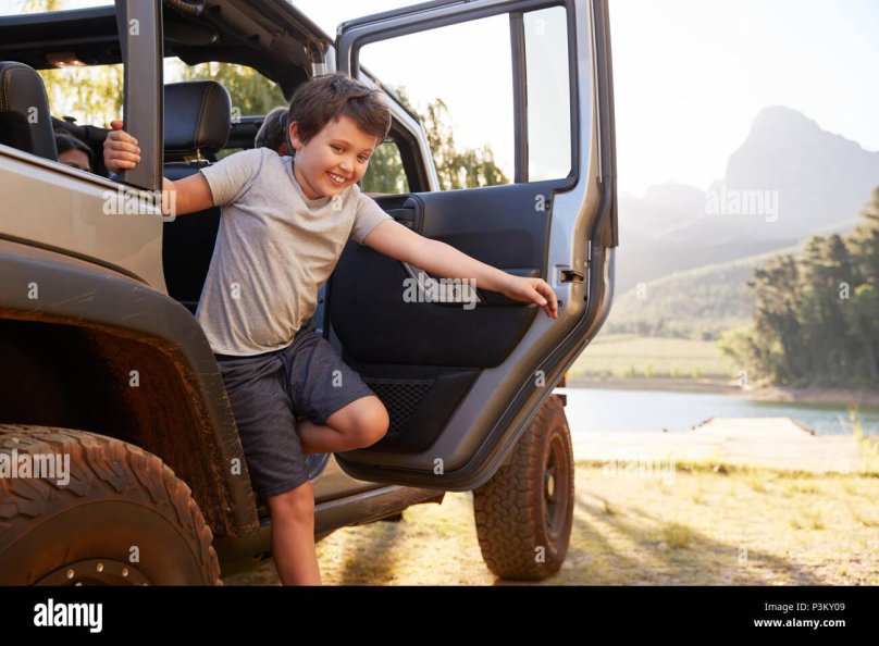 Ребенок выходит из машины