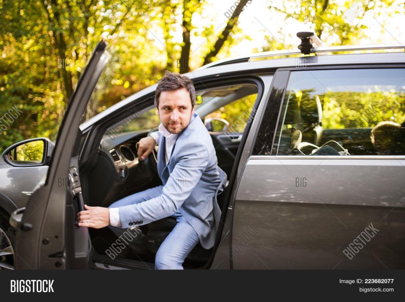 Мужчина cflbncz d машинe