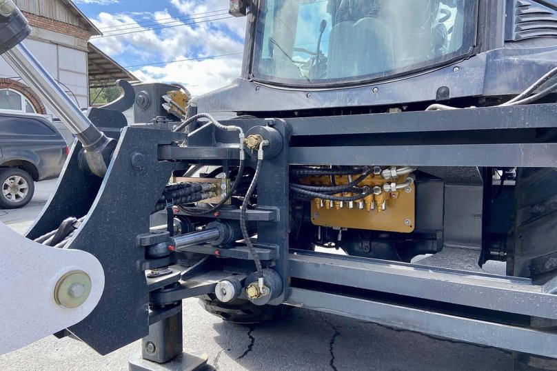 Borus 830 экскаватор-погрузчик