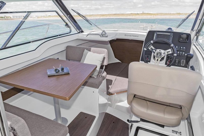 Катер Beneteau Antares 7