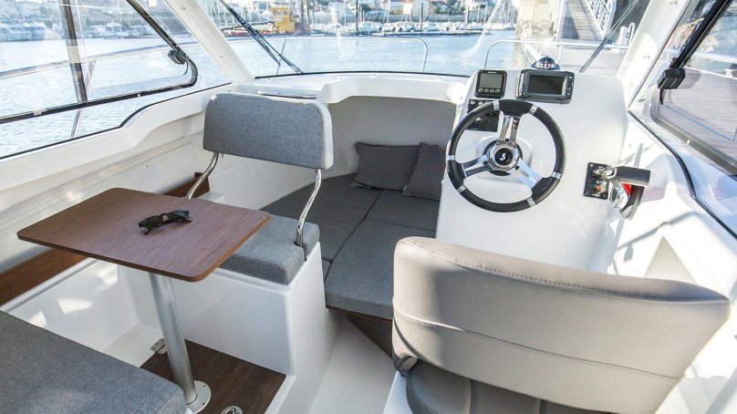 Катер Antares 6