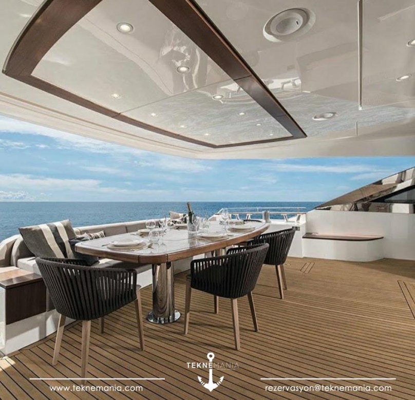 Моторная яхта вид сверху