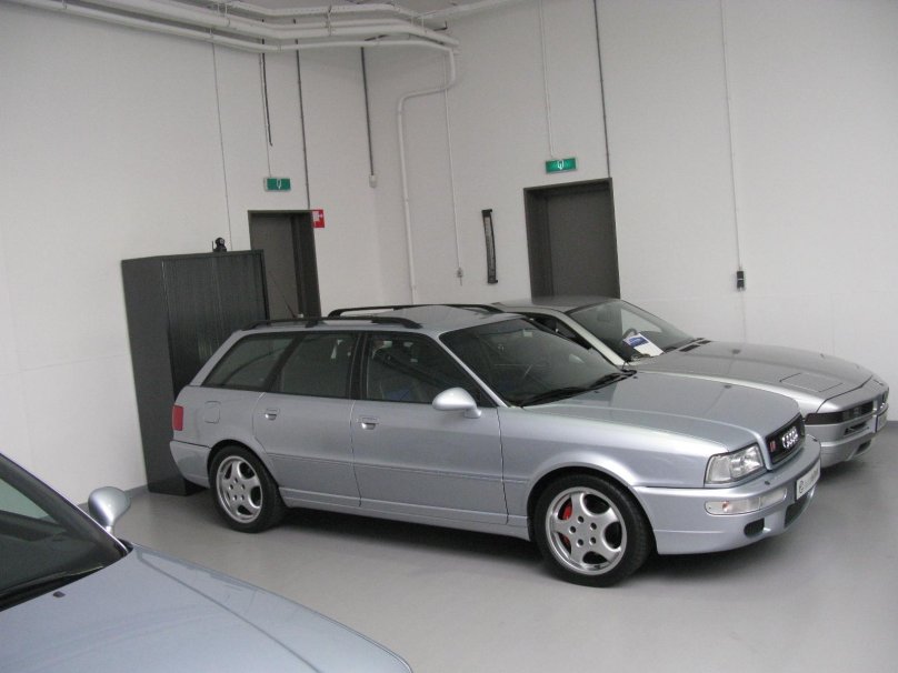 Audi rs2 1990 белая с черными дисками