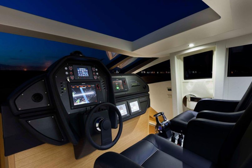 Яхта моторная Першинг