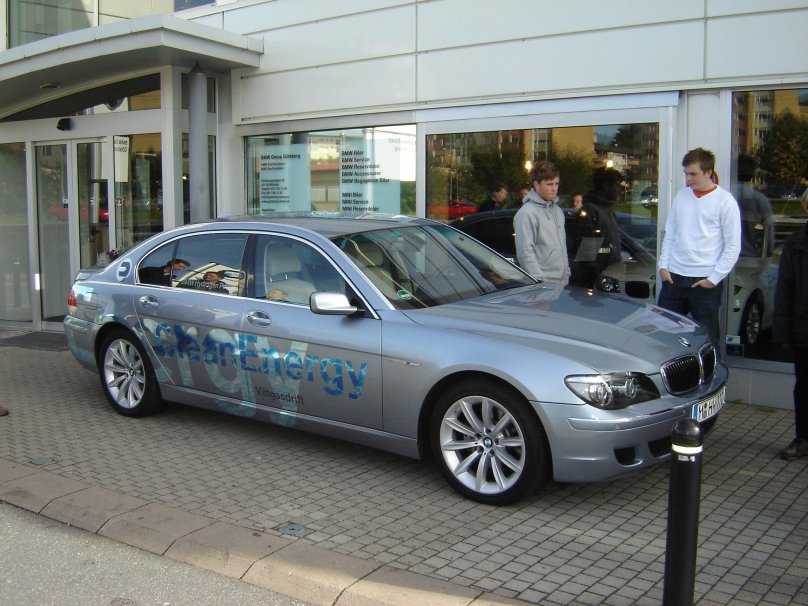 БМВ гидроген 7