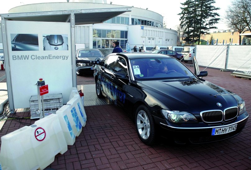 BMW hydrogen 7 с водородным двигателем внутреннего сгорания