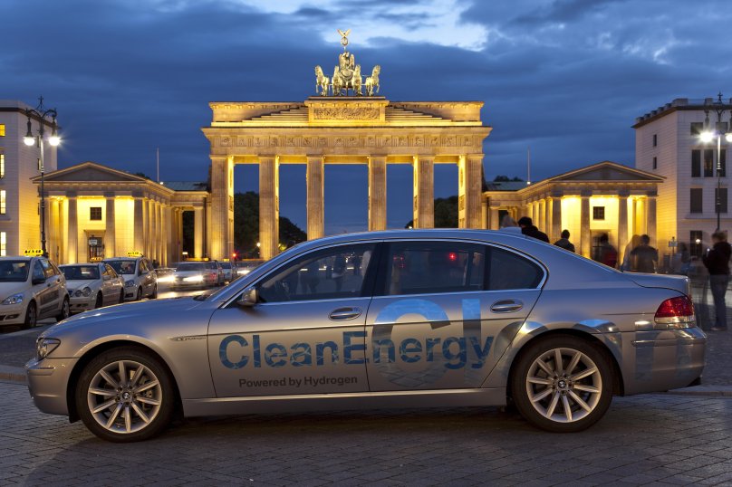 БМВ гидроген 7