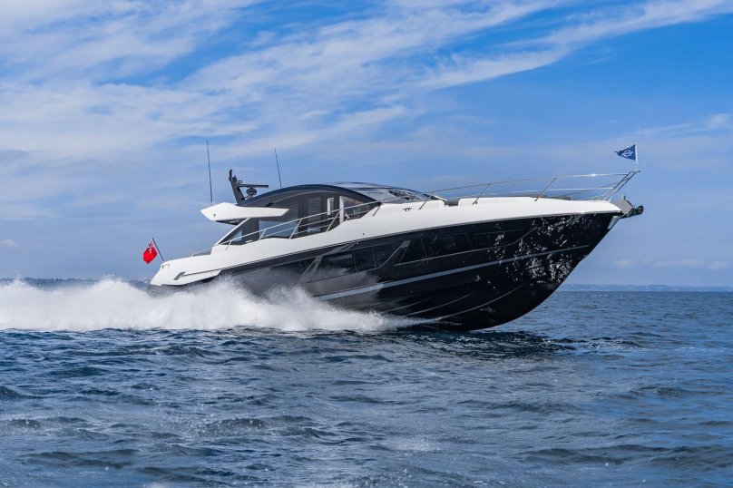 Яхта с мотором