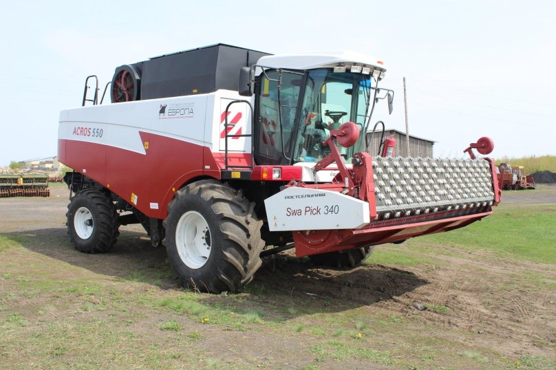 Зерноуборочный комбайн Акрос 550