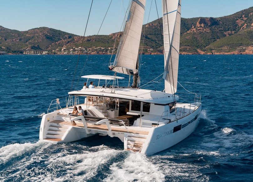 Катамаран Лагуна 52