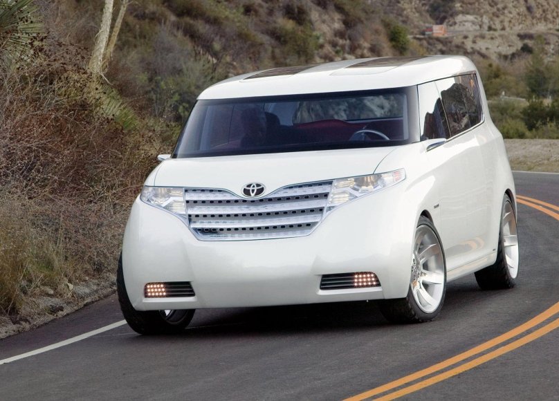 Квадратная минивэн Toyota