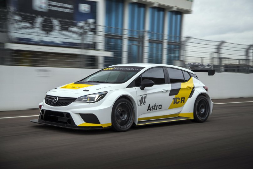 Opel Astra Touring car желтый