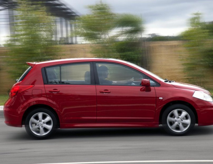 Ниссан Тиида 2010 хэтчбек