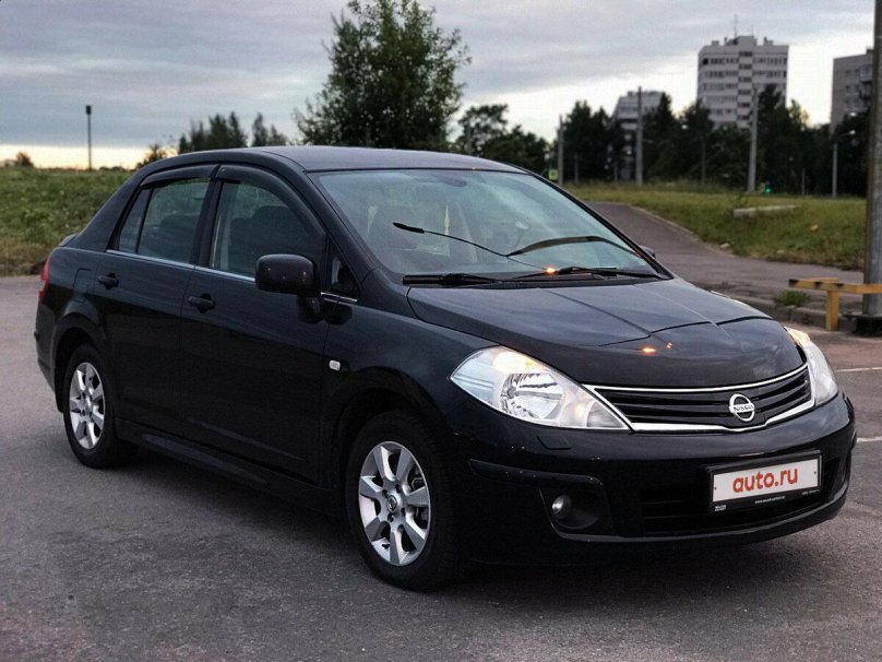 Ниссан Тиида хэтчбек 2008 черный