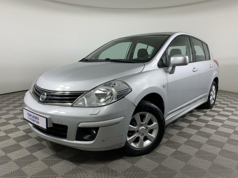 Nissan Tiida 2010 седан