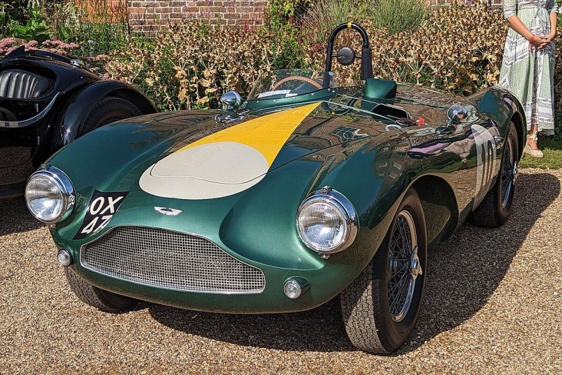 Астон Мартин dbr1