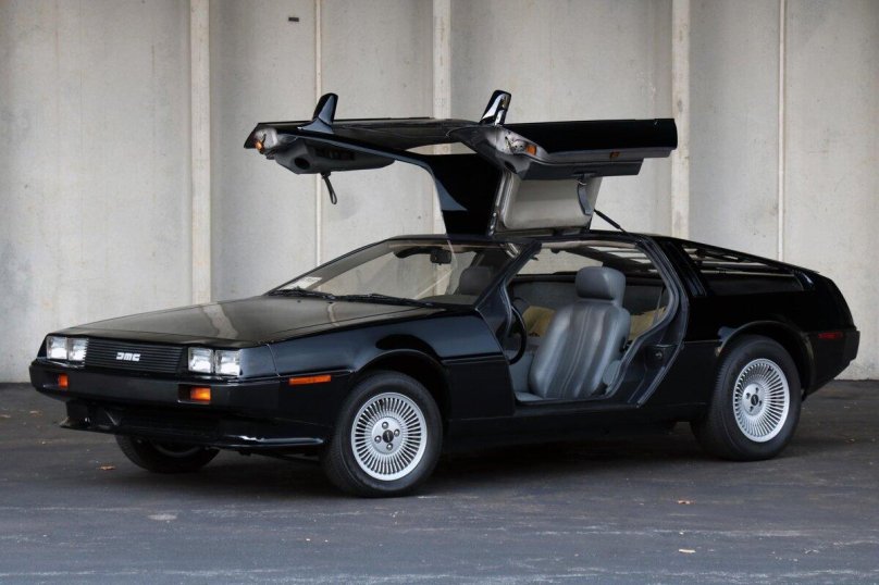 DELOREAN DMC-12
