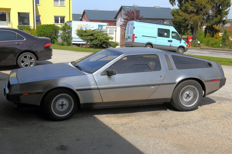 Де Лореан DMC-12