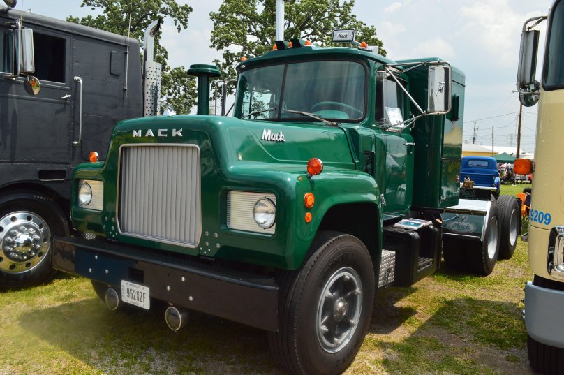 Американский грузовик Mack r 600