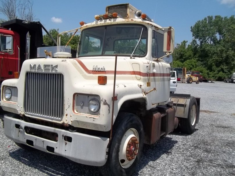 Mack RL 700