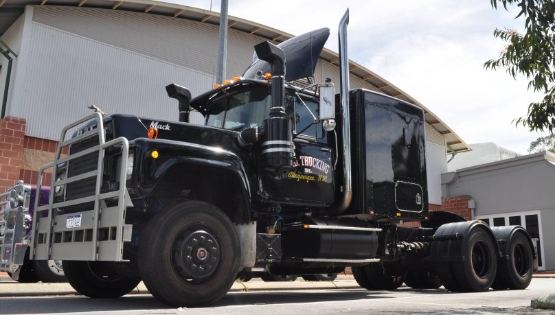 Mack r600 тягач