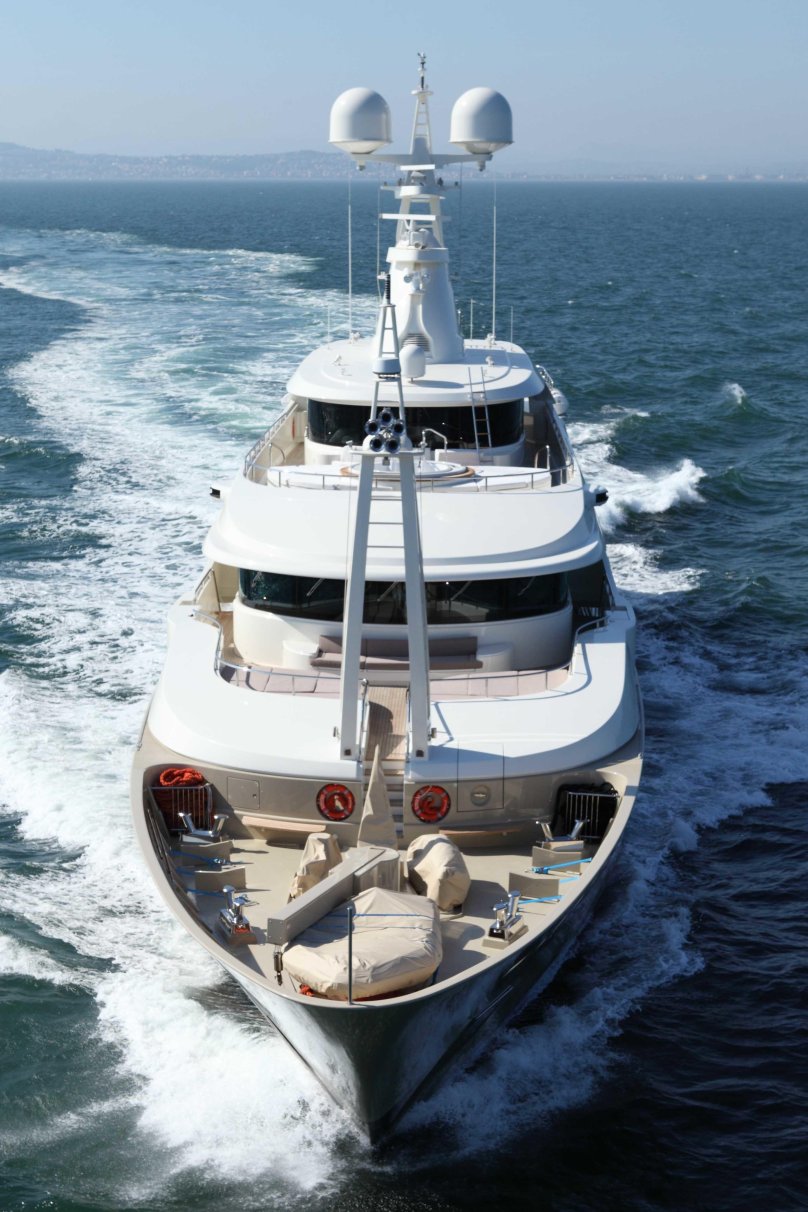 Свет на яхте белый