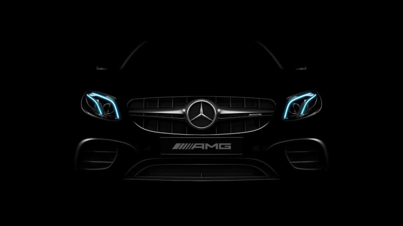 Мерседес АМГ 63 на черном фоне