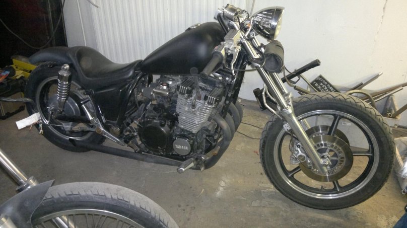 Yamaha XJ 700 Maxim с пилотом