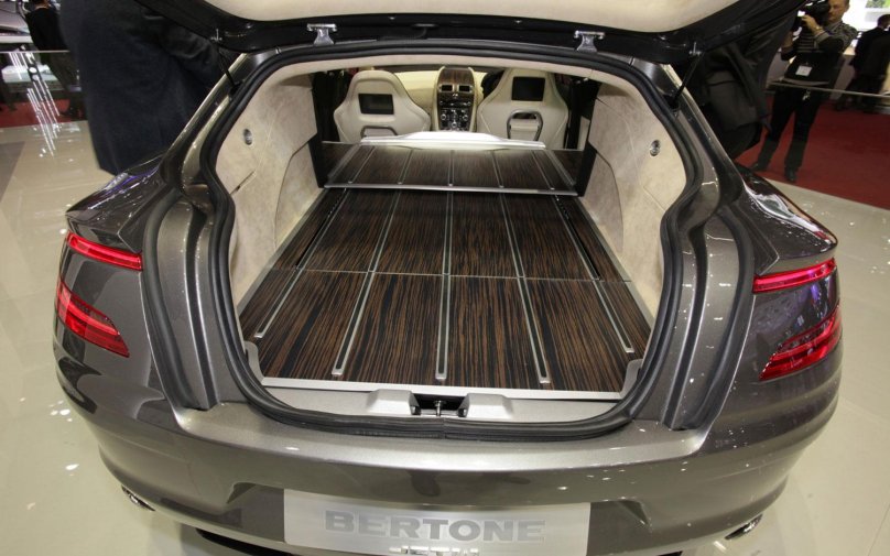 Aston Martin rapide багажник