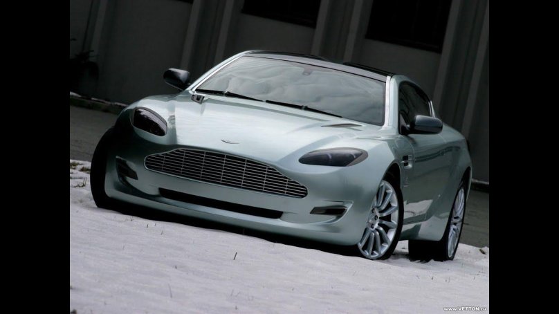 Машина Астон Мартин серебристый