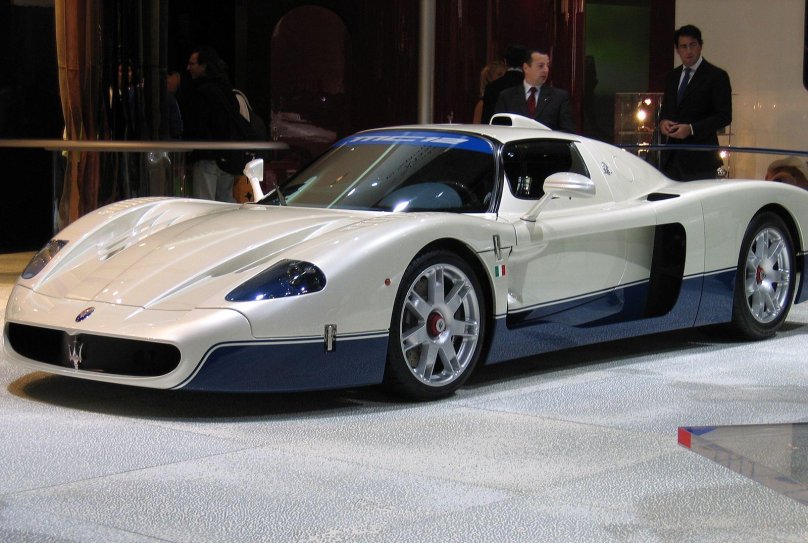 Машина Maserati mc12