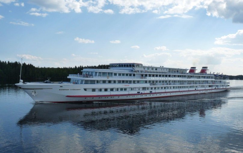 Теплоход Валерьян Куйбышев