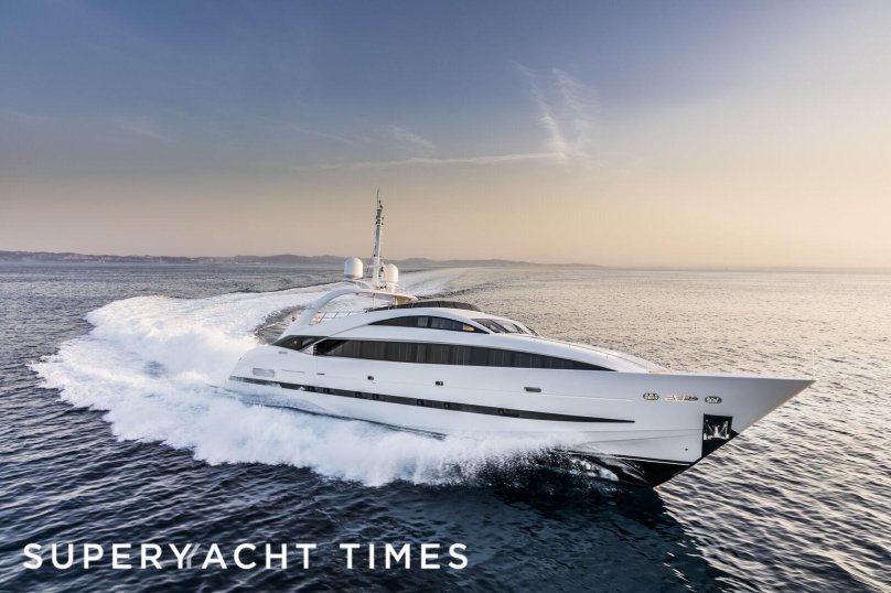 Яхта вблизи