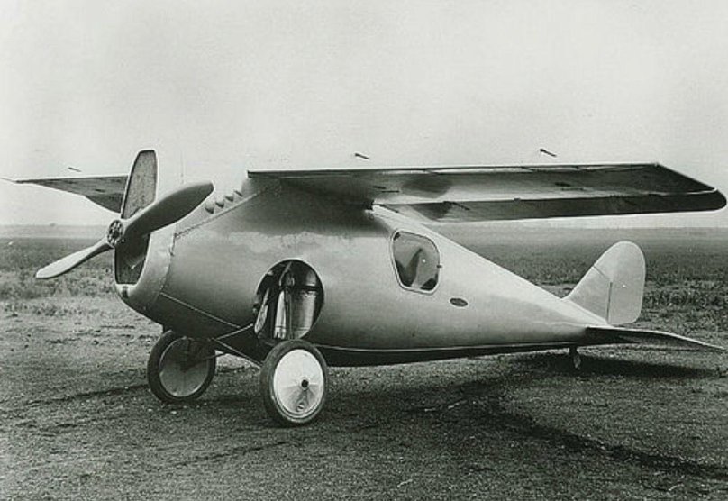 Первый самолет с убирающимся шасси