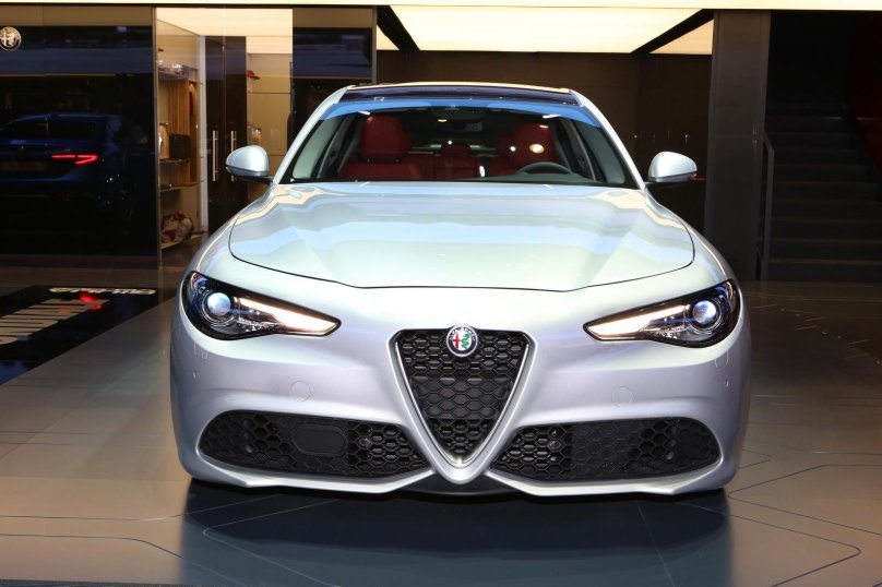 Alfa Romeo Giulia белая
