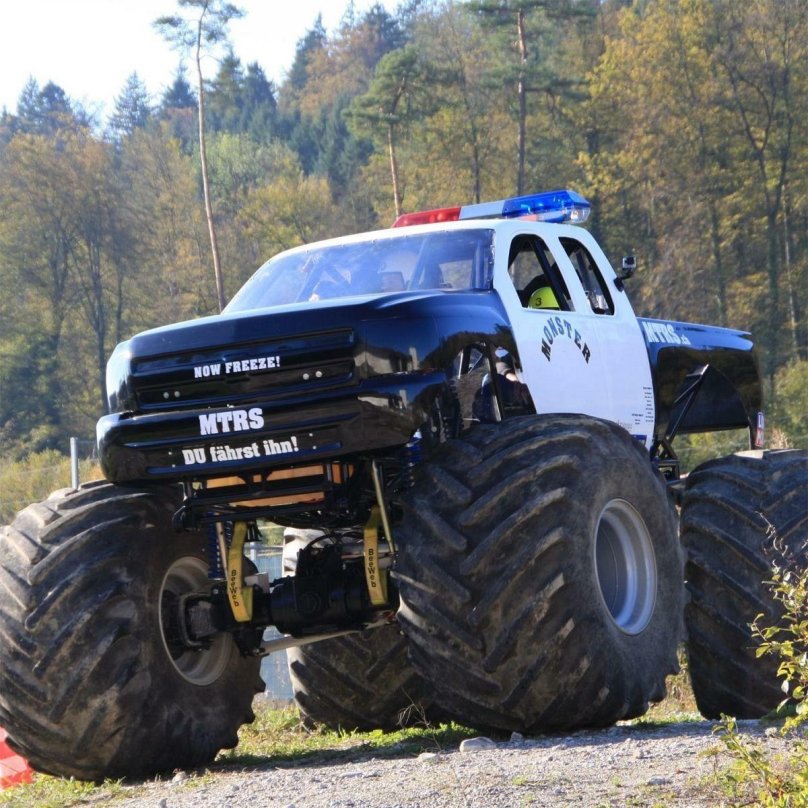 Машина монстр трак